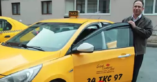 Таксист вернул туристам 30 тысяч евро