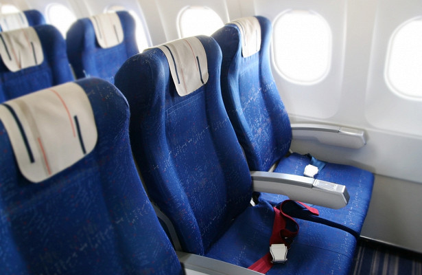 Почему в самолетах всегда синие кресла